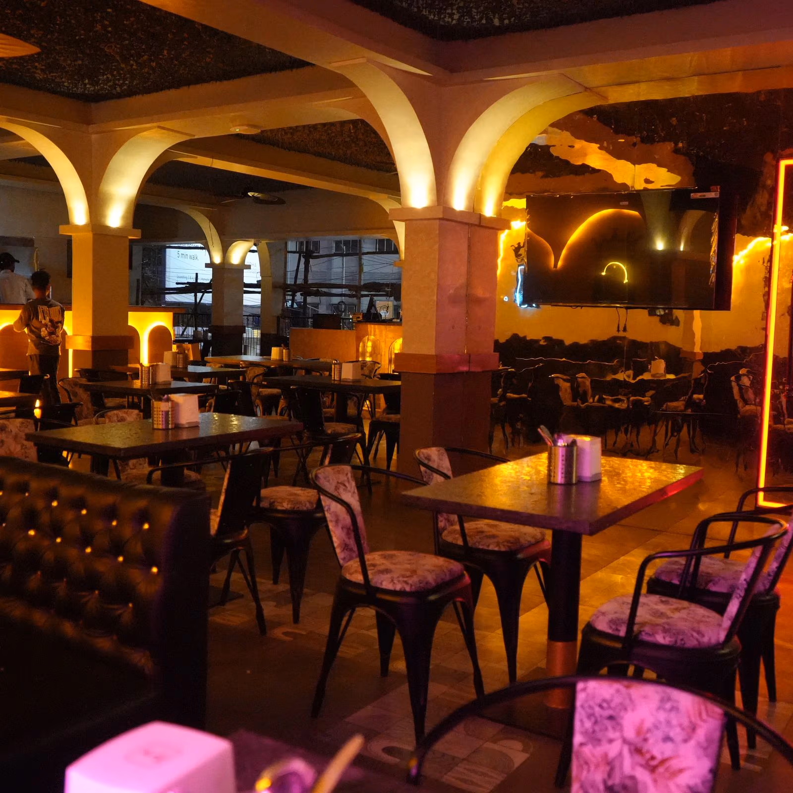 Mirror Pub